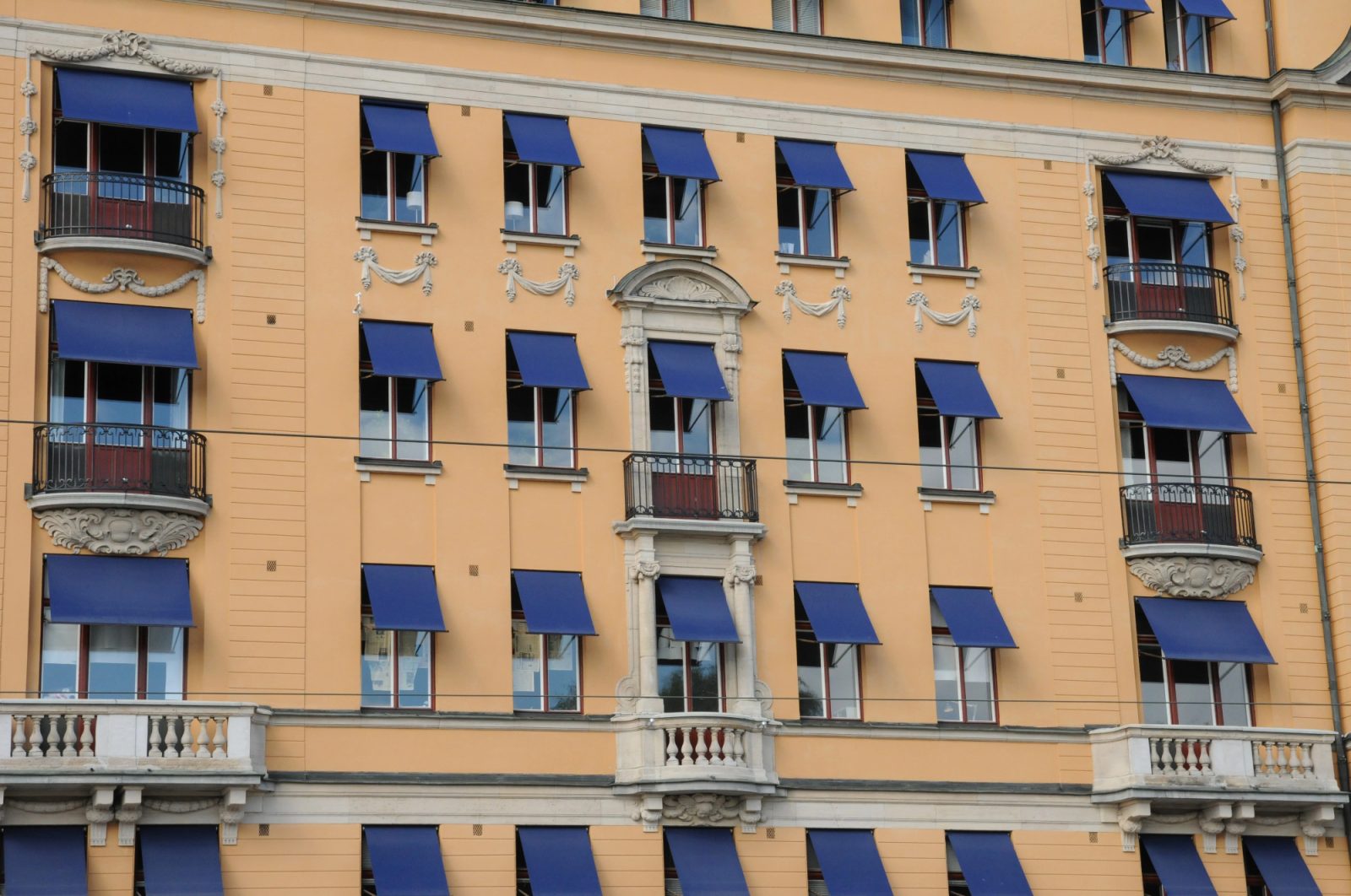 Stile e funzionalità a misura delle tende da sole Trieste
